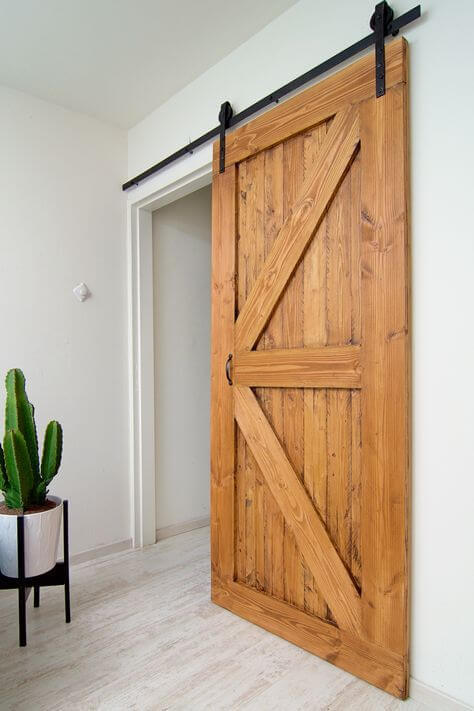 ประตูไม้สน,ประตูไม้,ประตูสน,ประตูสไลด์,รางสไลด์,ประตูบ้าน,ประตูห้อง